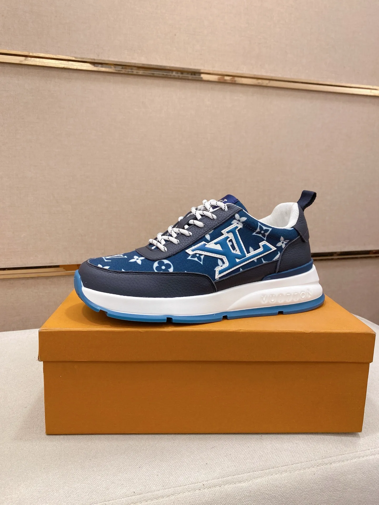 Factory price: 442💰🎉🎉LV~Louis Vuitton trendy men's shoes, new shipments, latest matching, same style as the official website, super high quality, best-selling season [strong][strong][strong] Selected first-layer cowhide, comfortable and breathable mesh lining, original last, comfortable on the feet, wear-resistant rubber outsole, size: 38-44.